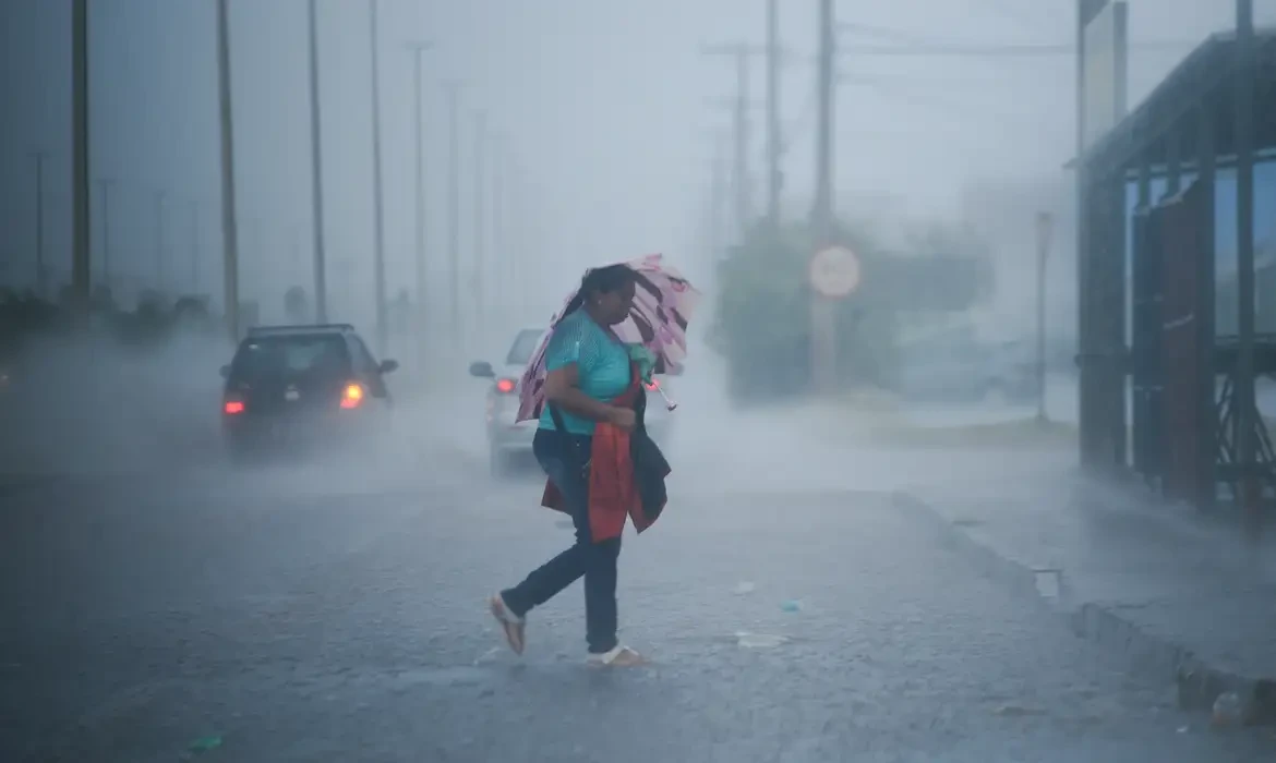 Ciclone extratropical traz ventania, chuva e frio ao país