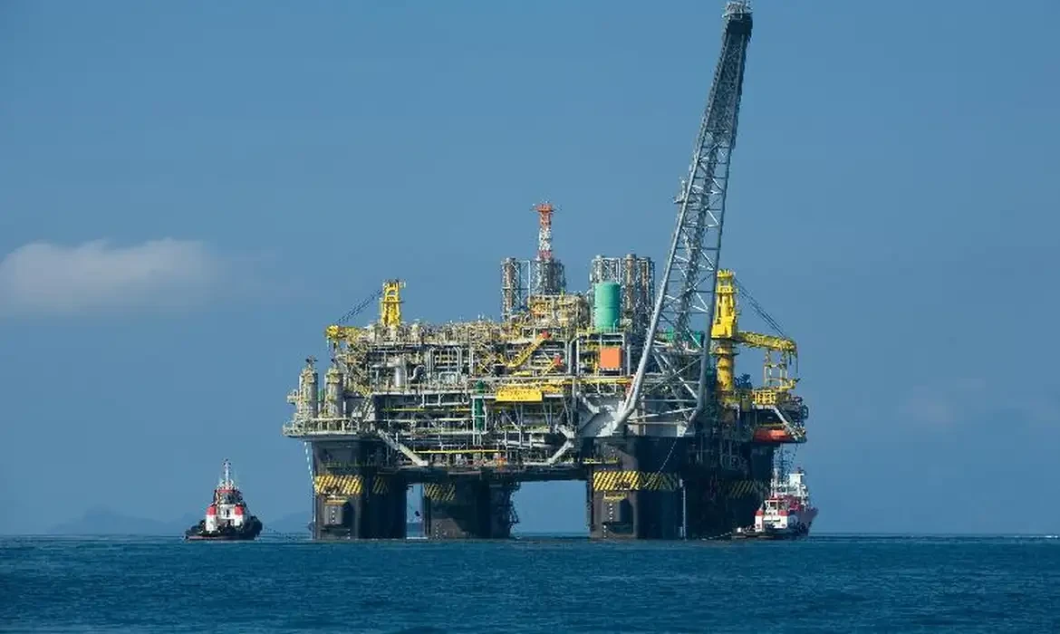 Petróleo sobe e atinge maior valor em um mês com tensão entre EUA e Irã