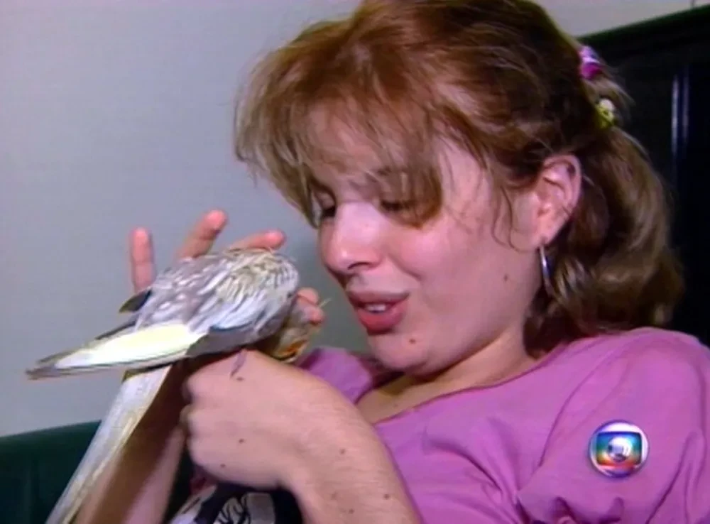 VÍDEO: o dia em que o microfone da Globo flagrou Suzane von Richthofen sendo orientada a fingir choro após o crime