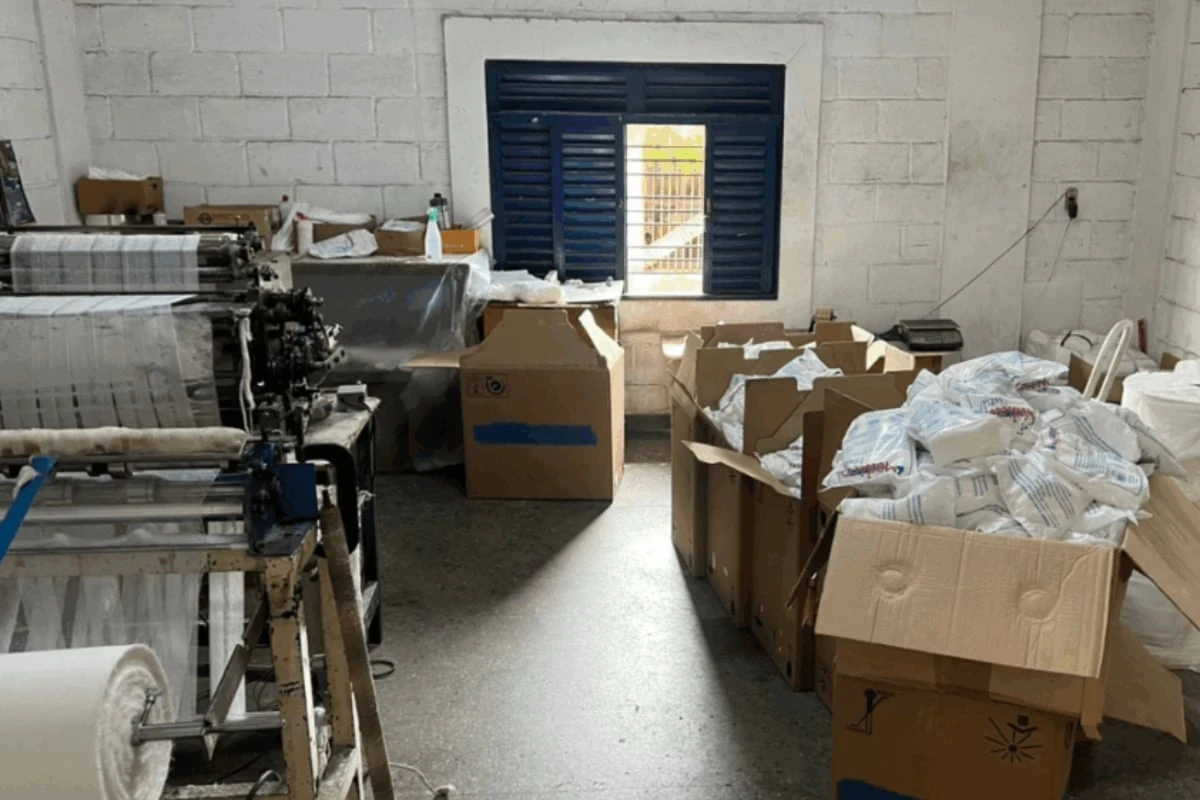 Fábrica clandestina de produto hospitalar é interditada por irregularidades