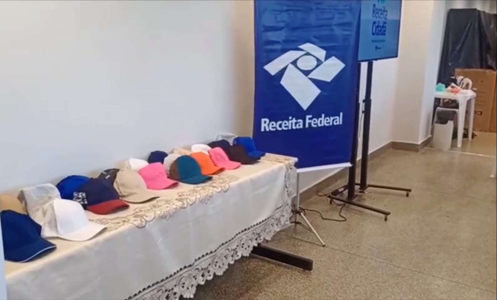 Receita Federal doa 5 mil bonés e mochilas para catadores de lata de Salvador