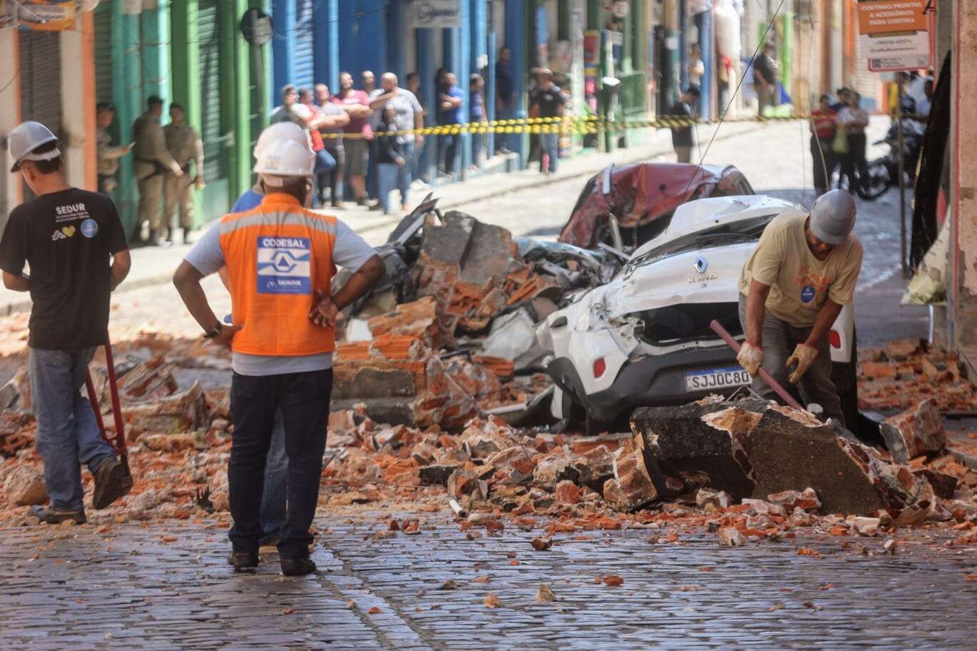 Via do Taboão é liberada após remoção de detritos e carros destruídos por queda de marquise