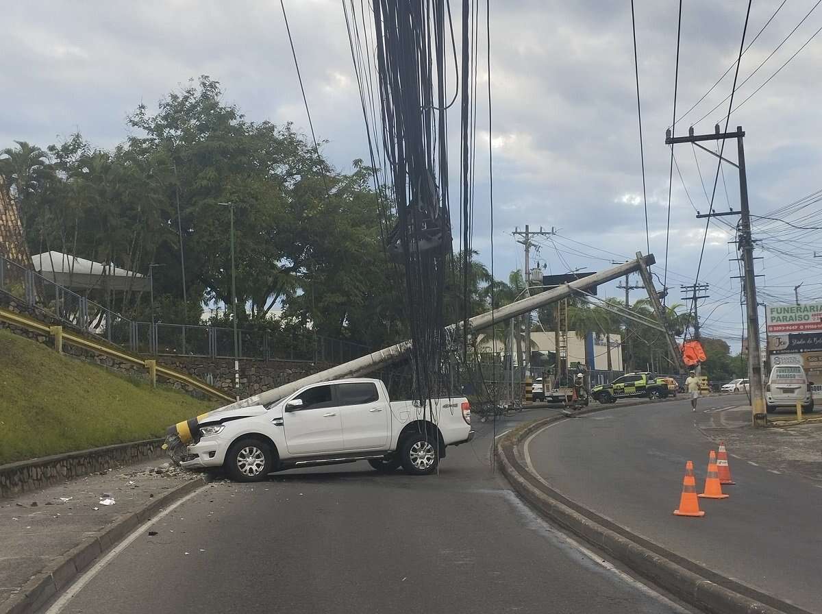 Carro derruba poste, afeta fiação e causa engarrafamento em São Rafael