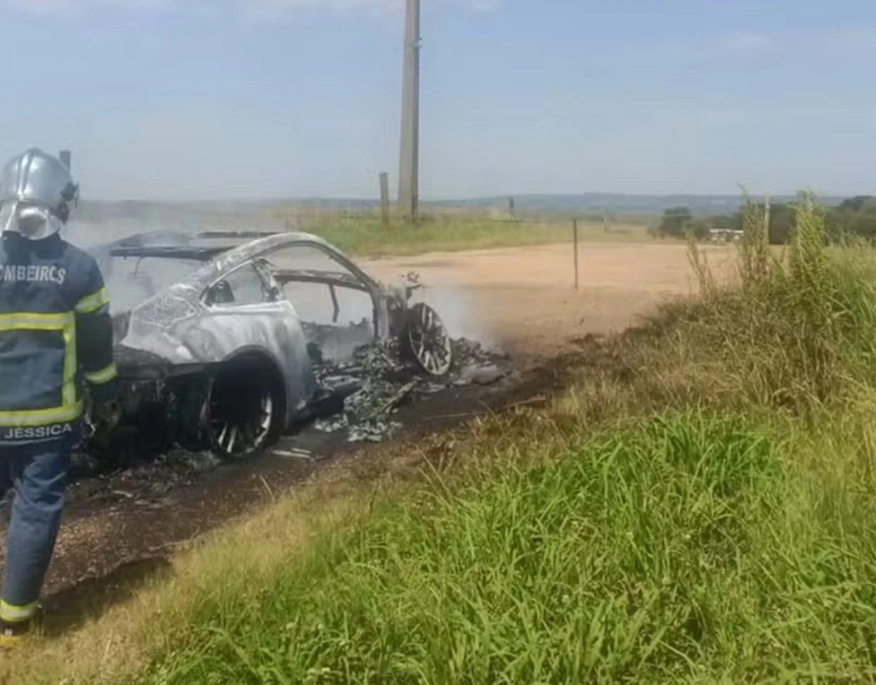Homem diz ter carro de luxo roubado, mas câmeras de segurança desmentem versão; entenda