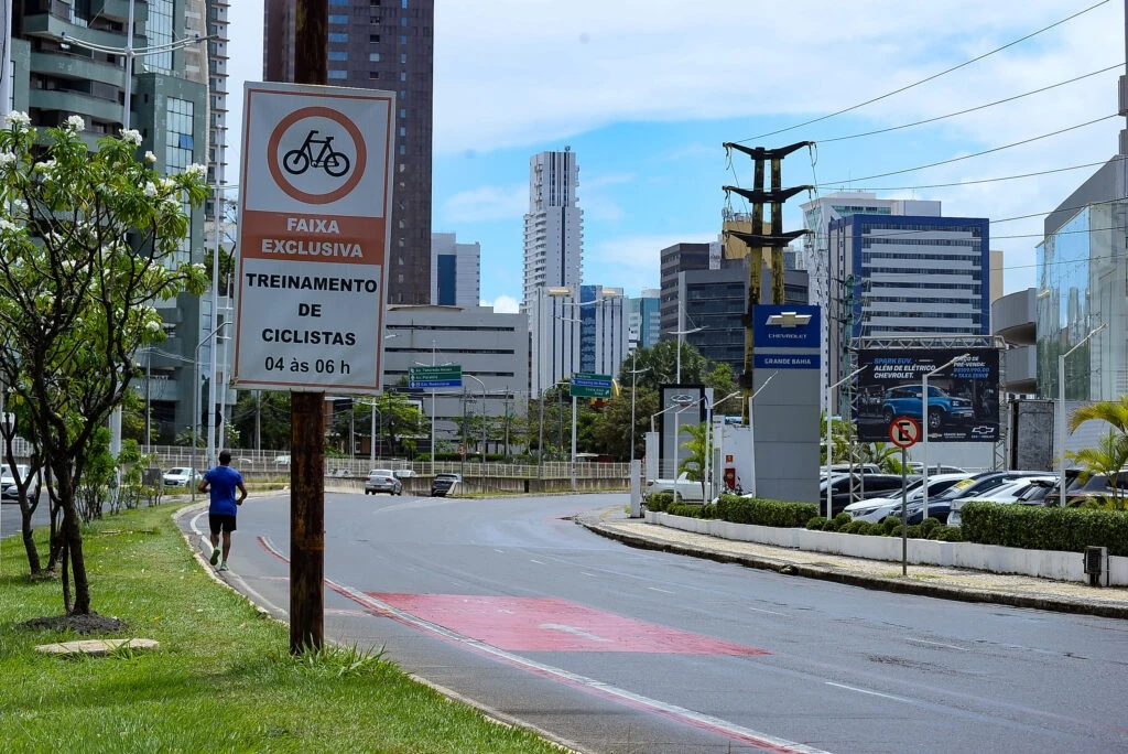 Prefeitura instala Área de Proteção ao Ciclista na Av. Magalhães Neto; veja como vai funcionar