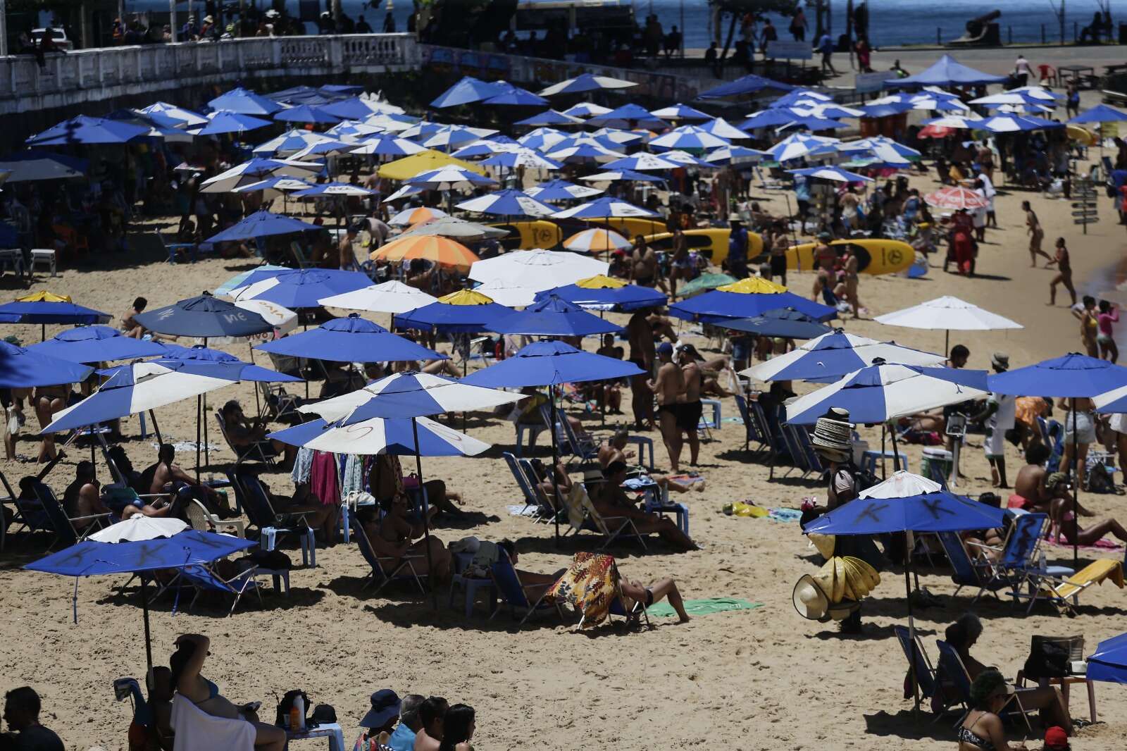 Uma semana após limitação, sombreiros voltam a dominar o Porto da Barra