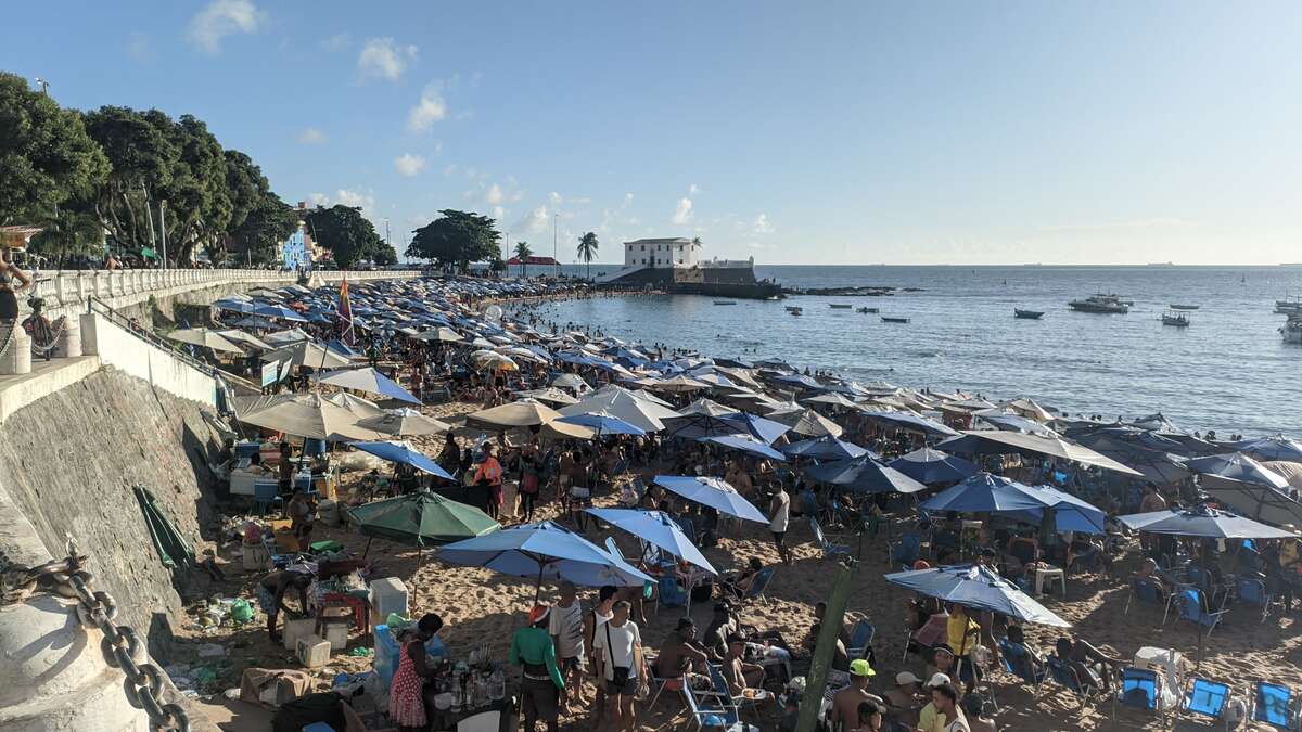 Cadeiras e sombreiro são alugados por R$ 60 no Porto da Barra