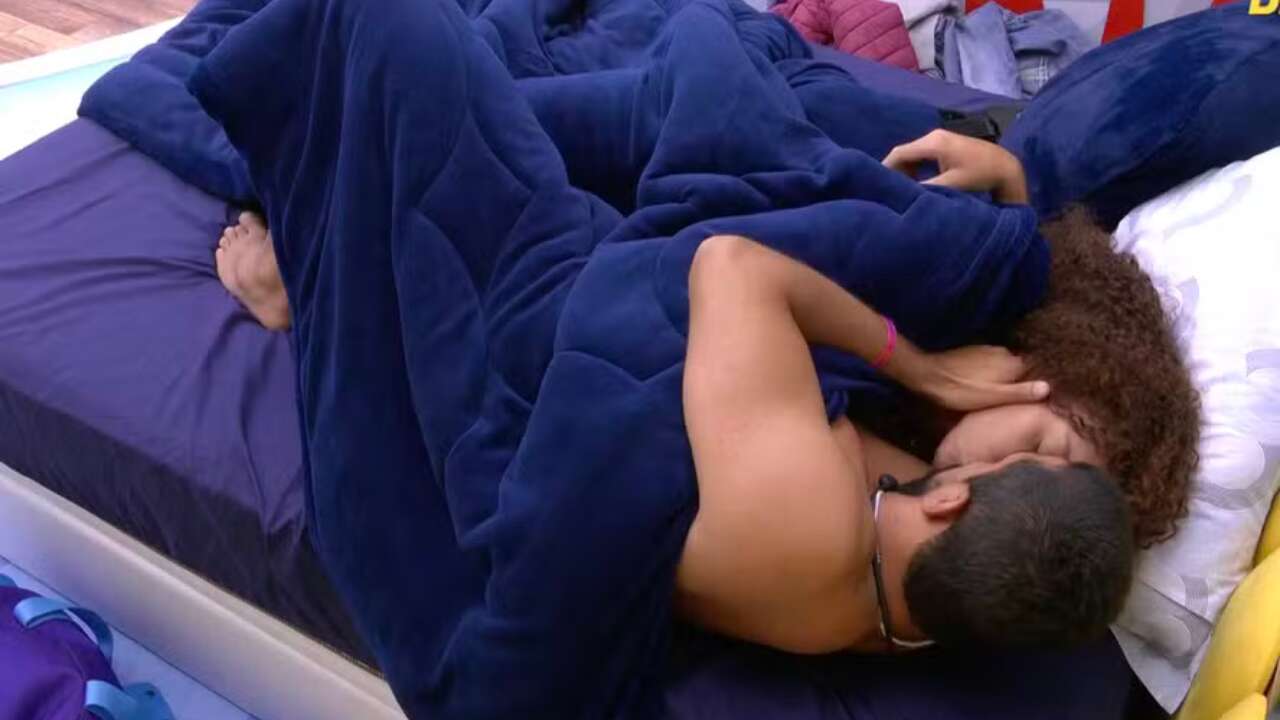 Novo casal do BBB25? Giovanna e Maike trocam carícias embaixo do edredom