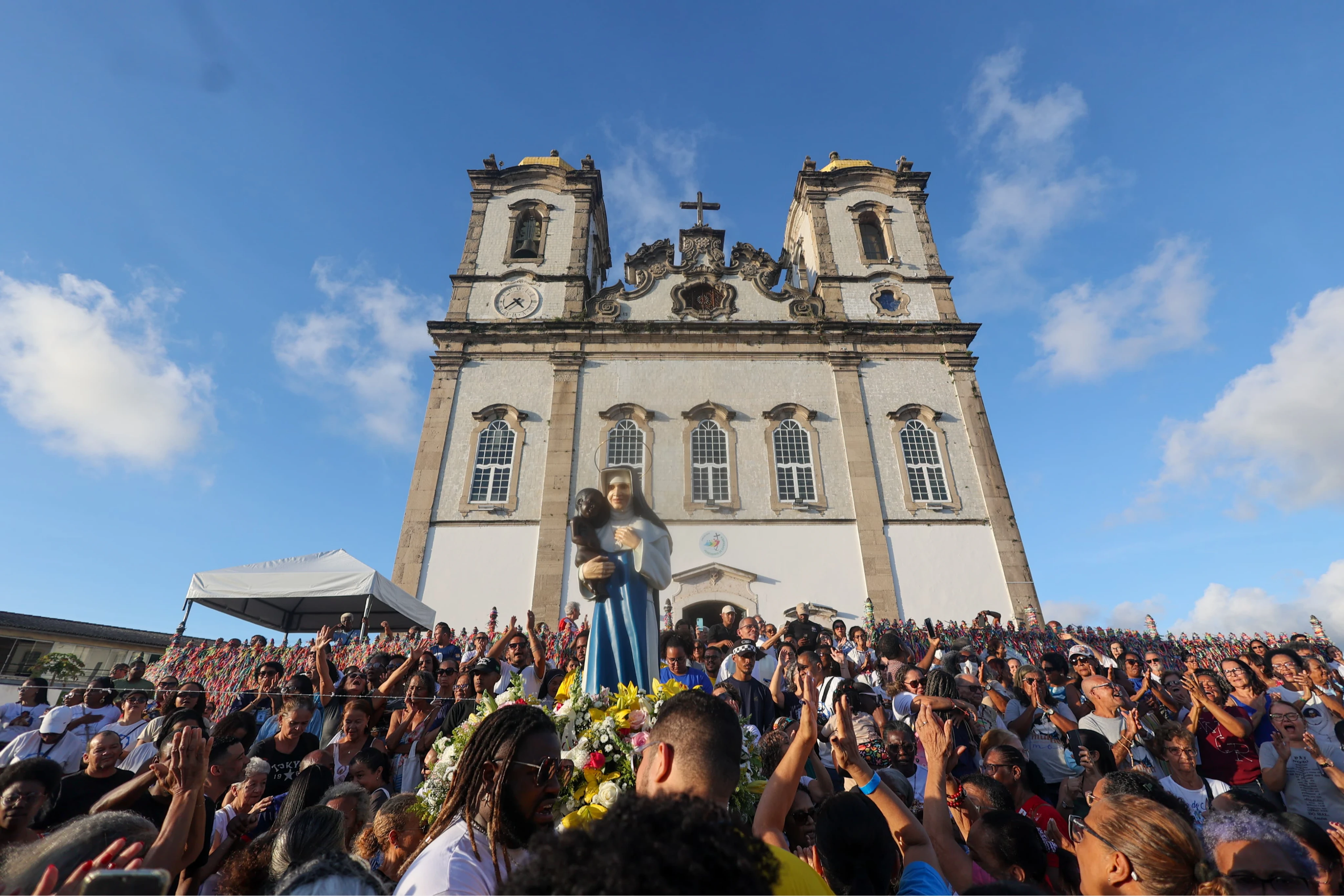 Procissão dos Nós leva centenas de fiéis em devoção à Santa Dulce dos Pobres