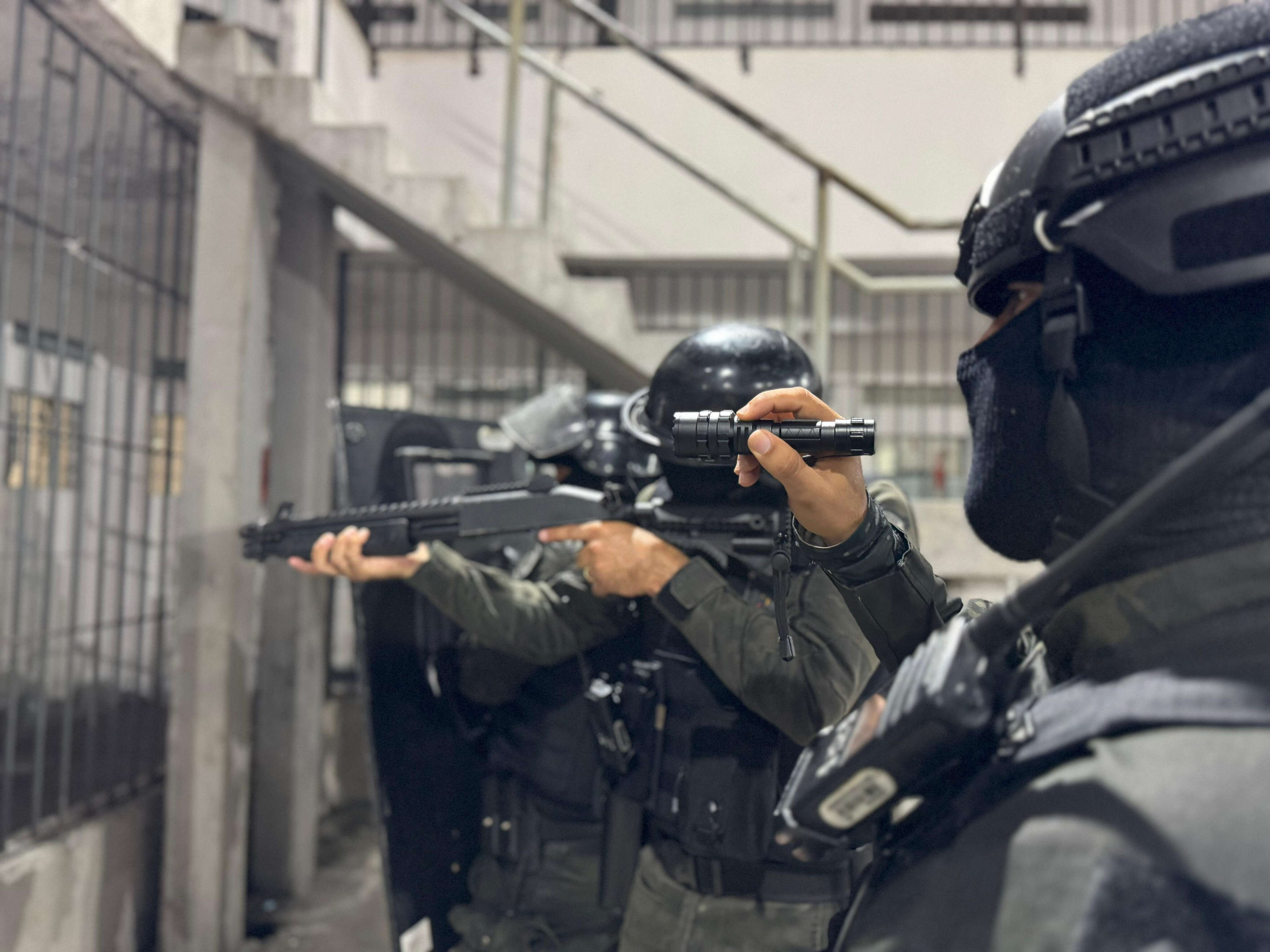 Polícia realiza operação em presídios na Mata Escura e Lauro de Freitas