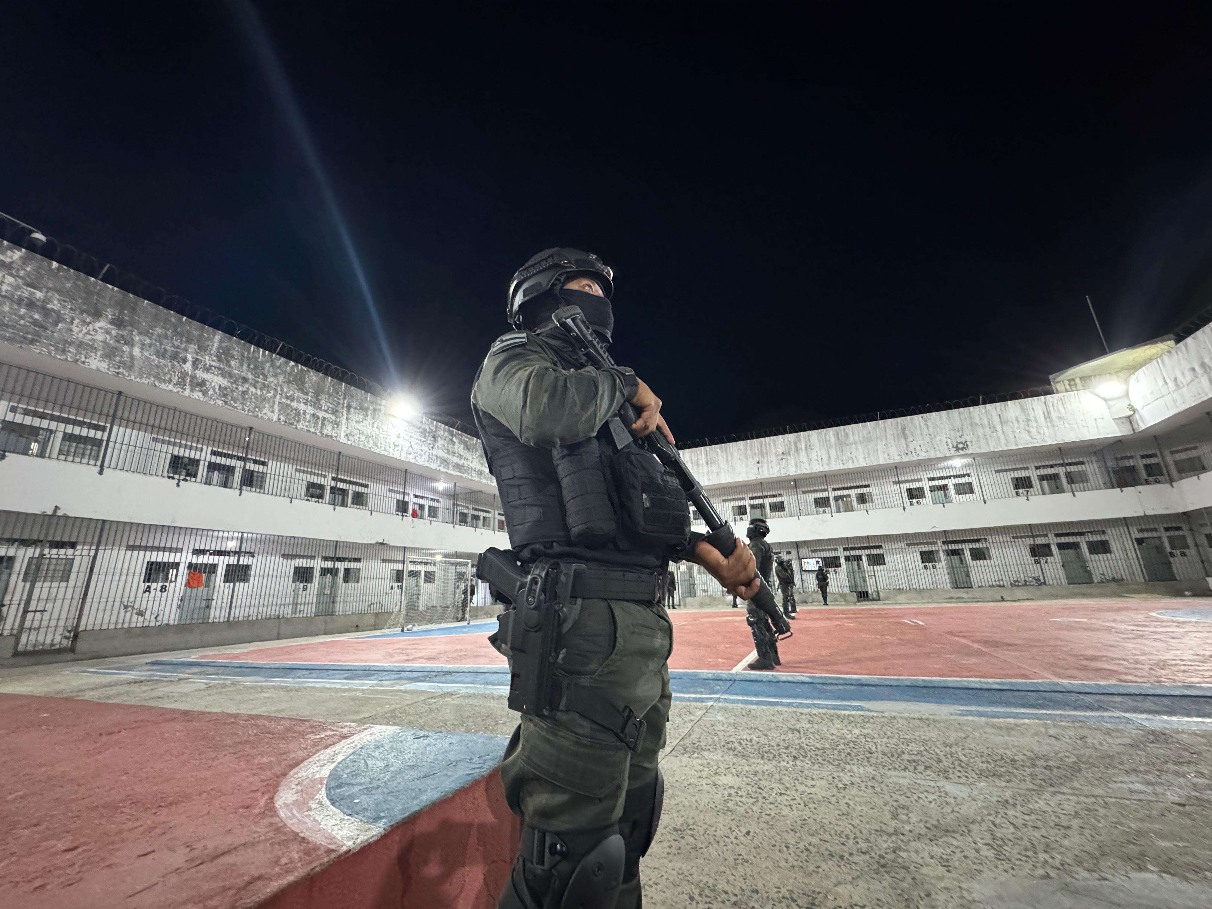 Celulares, drogas e armas são apreendidos em celas de integrantes de facção carioca na Bahia