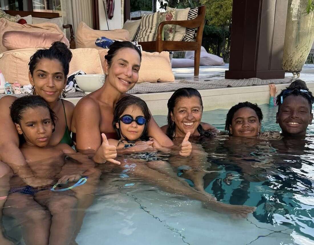 Regina Casé e Ivete Sangalo curtem dia de piscina em família e trocam declarações