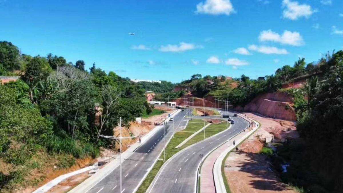 Via de Salvador é interditada após surgimento de buraco e afundamento na pista