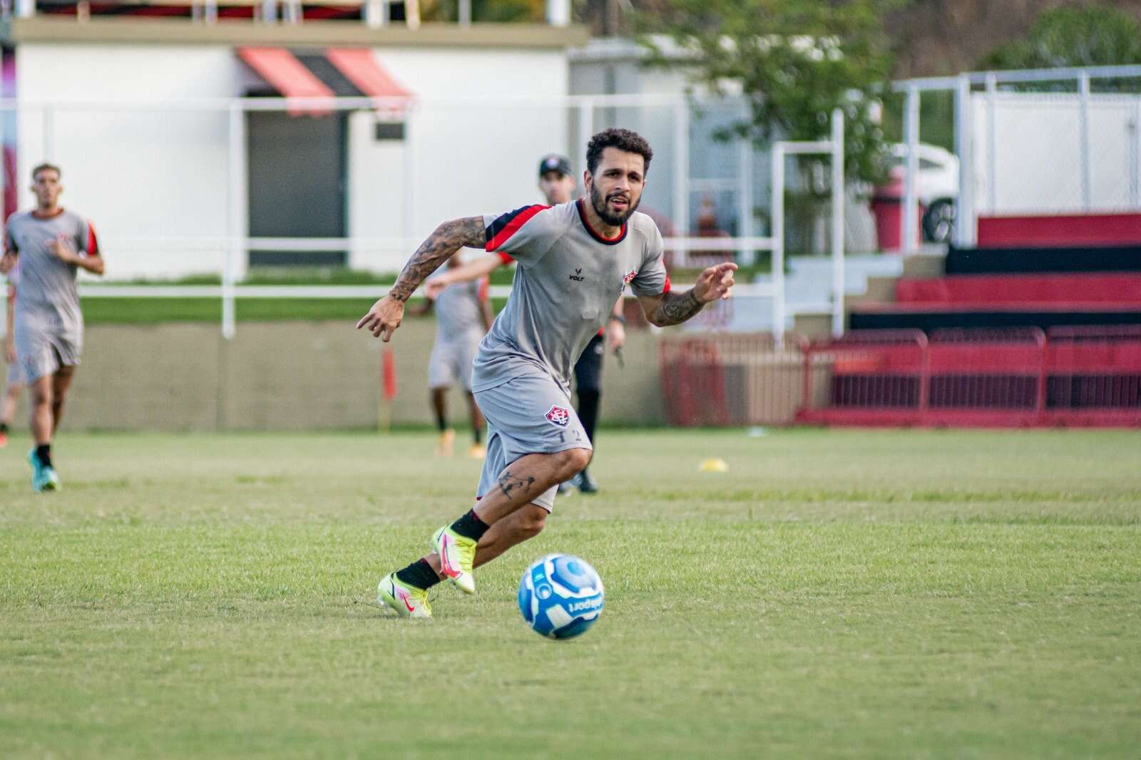 Ex-Vitória deixa Vietnã e volta a clube após 13 anos