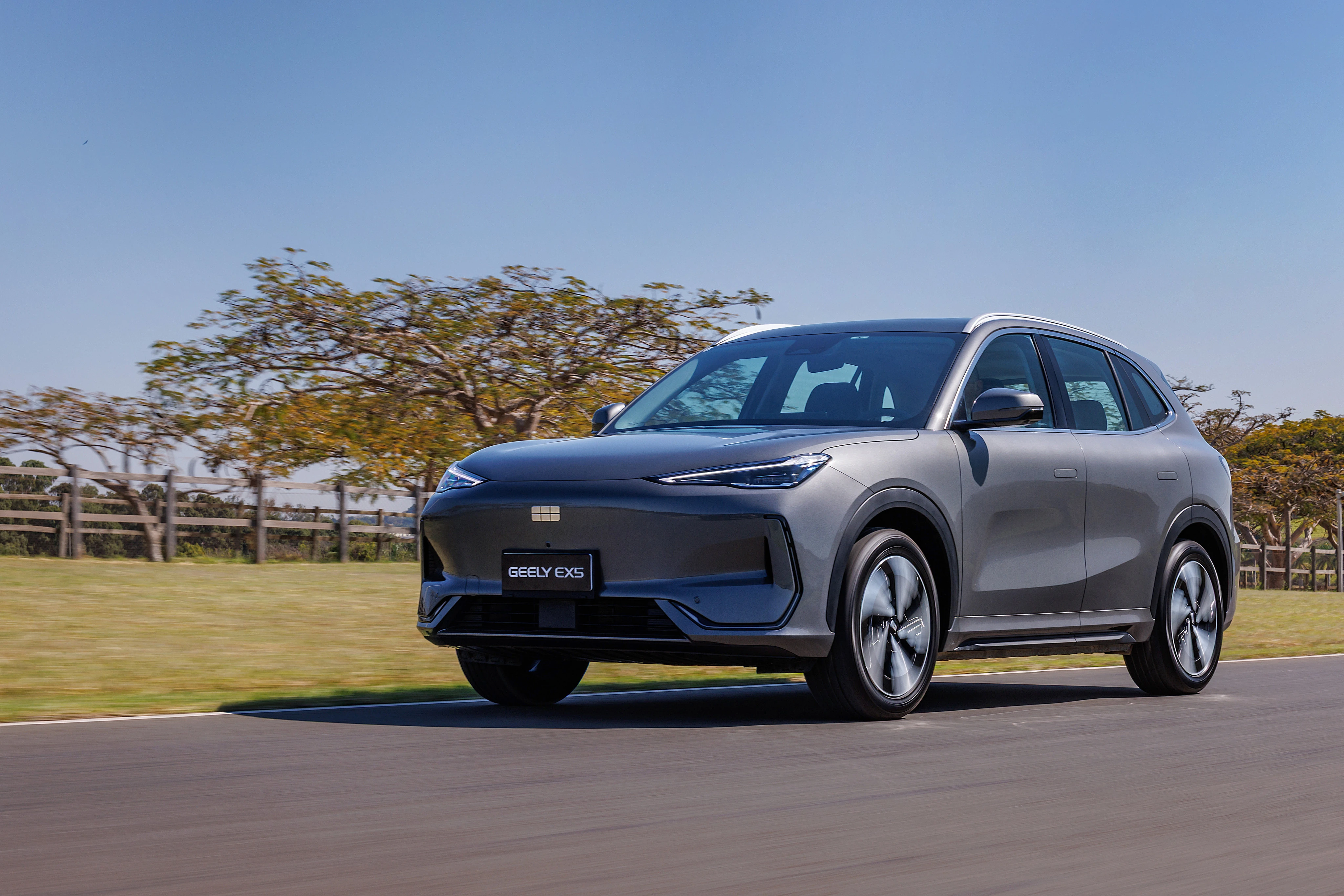 Proprietária da Volvo e da Lotus, Geely retorna ao Brasil em parceria com a Renault