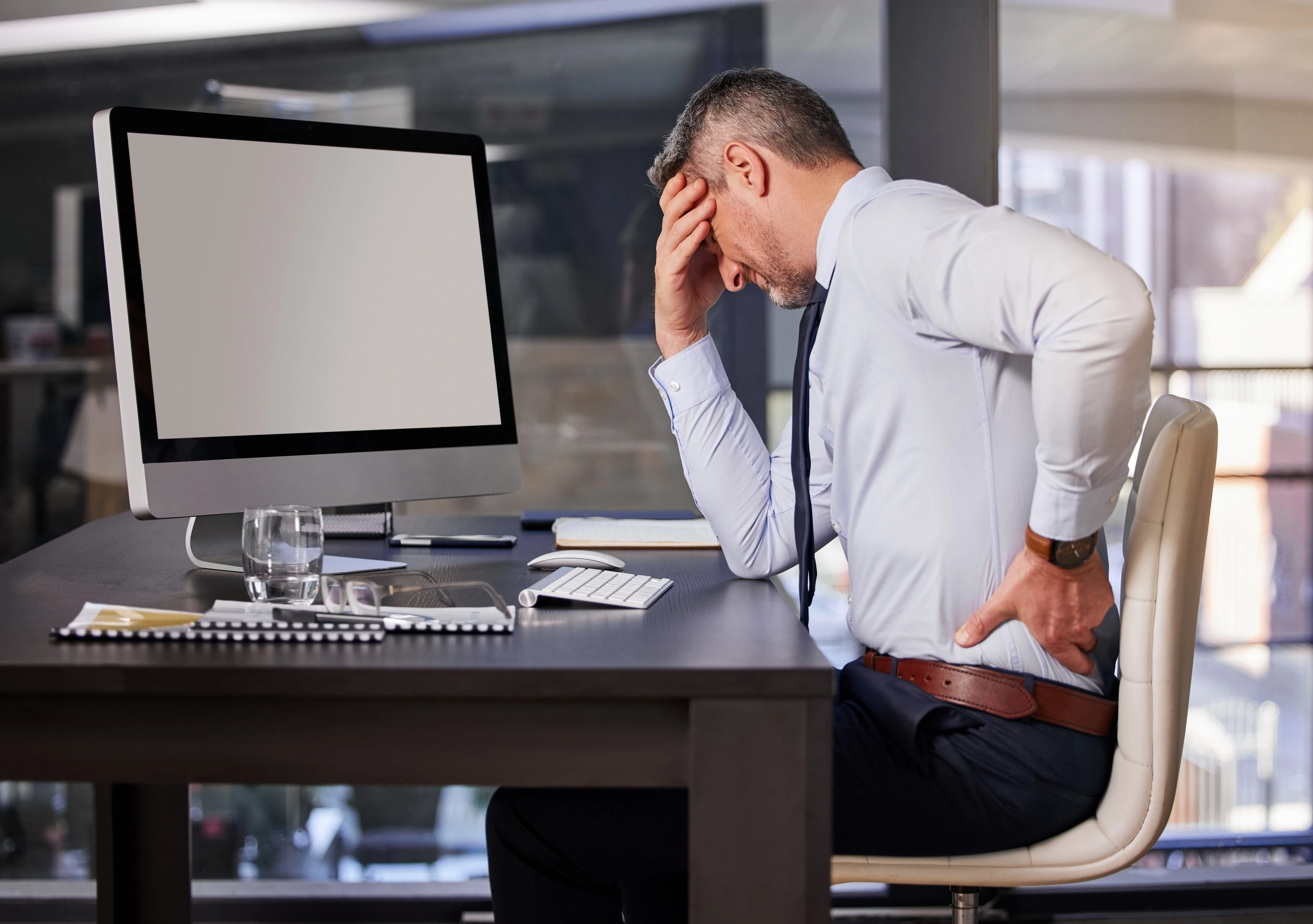 Sentado o dia todo? Médico ensina 3 exercícios simples para melhorar dor nas costas