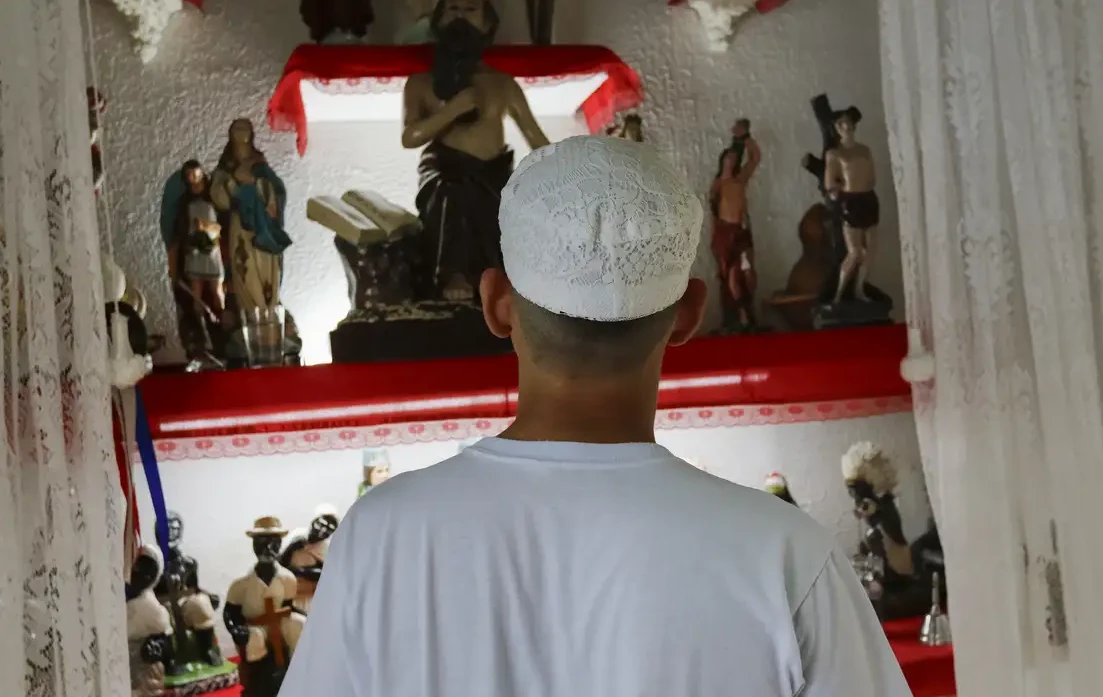 Varredor de rua é indenizado em R$ 15 mil após ser demitido por reclamar de racismo religioso