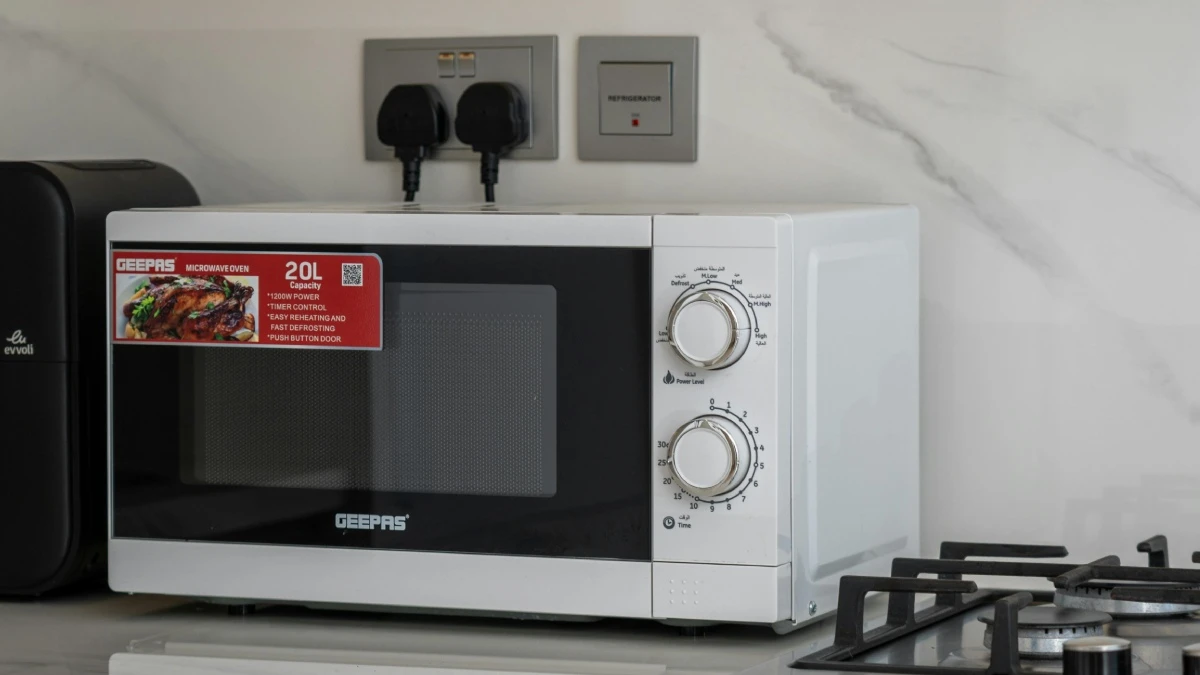 Micro-ondas faz mal à saúde? O que ninguém te contou sobre o uso desse aparelho