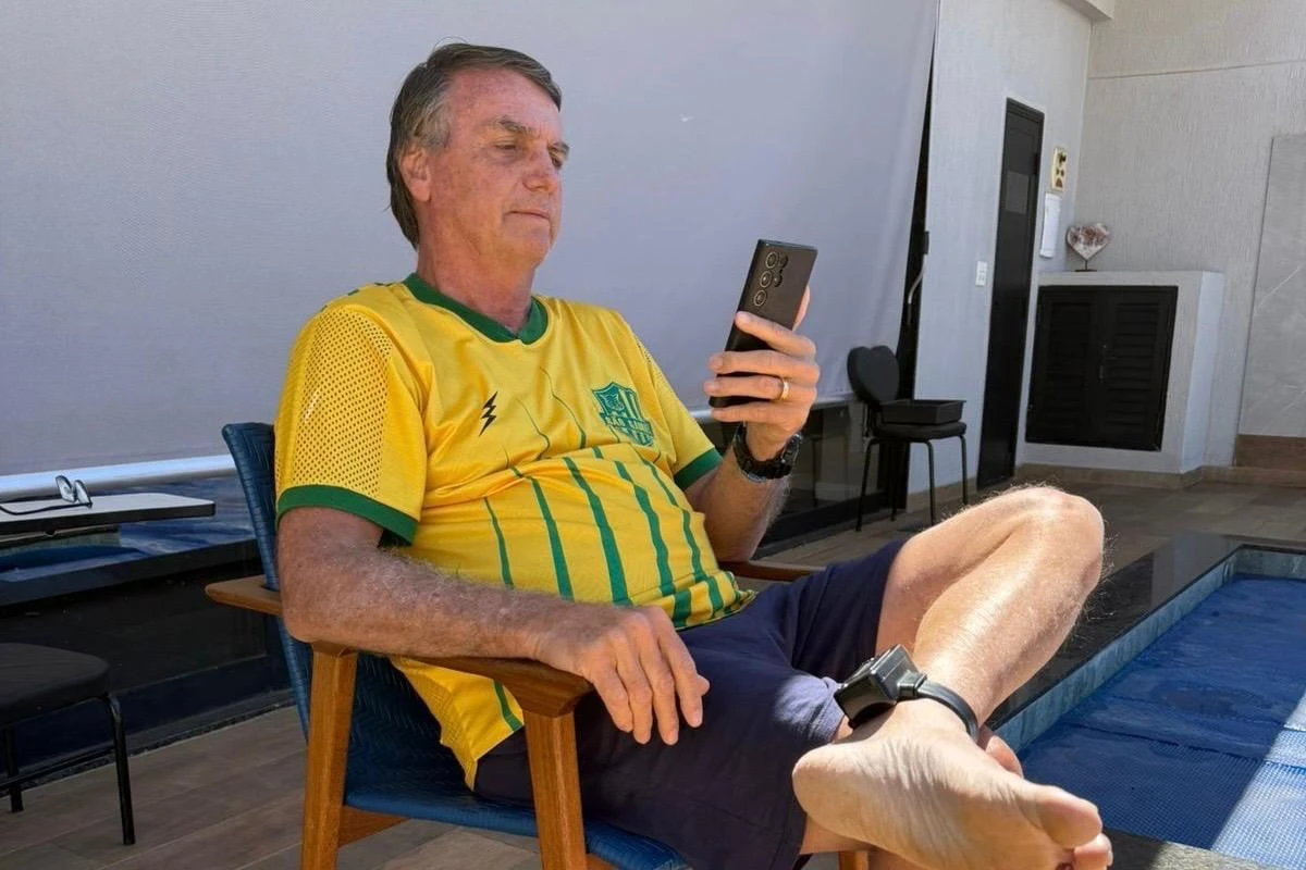 Vizinhos de Bolsonaro mandam memes no Whatsapp após prisão domiciliar: 'Hora do Jair, Jair embora'