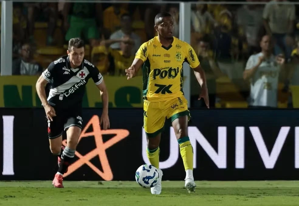 Ex-Vitória é alvo de ataque racista após triunfo sobre o Vasco