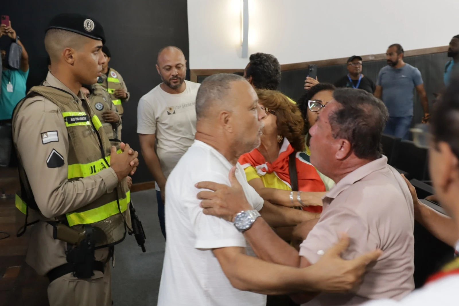 A invasão da Câmara, o sindicalista agressor, a politicagem da APLB e o fogo amigo contra Jerônimo