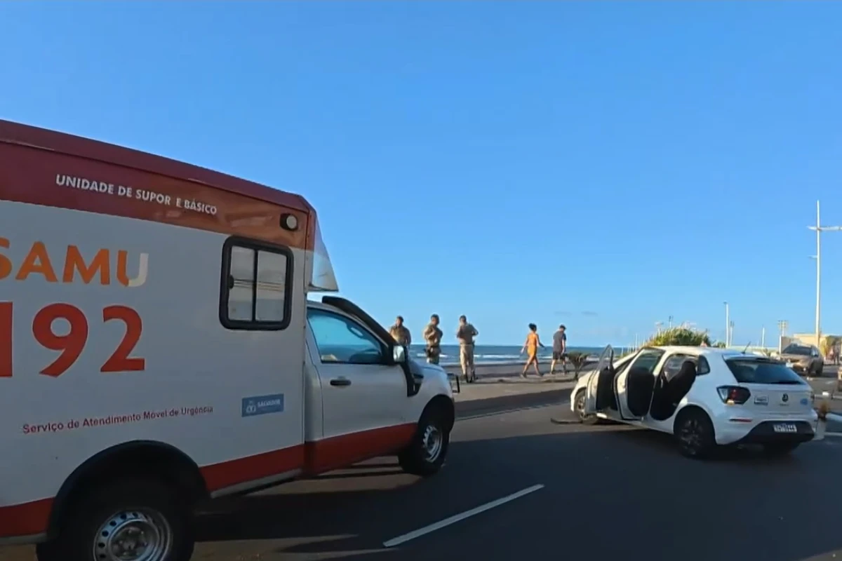 Carro da Embasa capota e deixa um ferido na Pituba