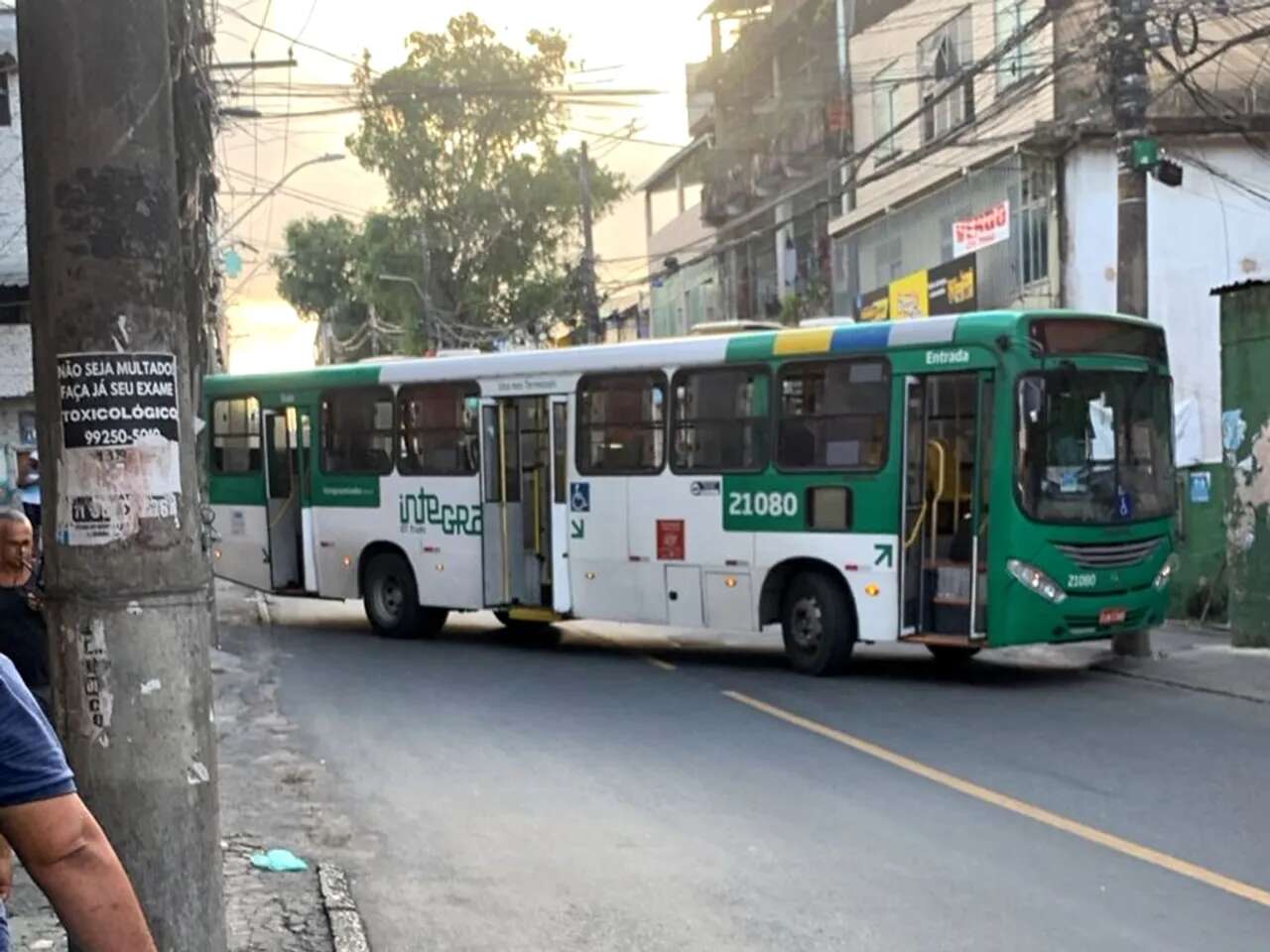 Manifestantes atravessam ônibus e interrompem trânsito no bairro de Tancredo Neves