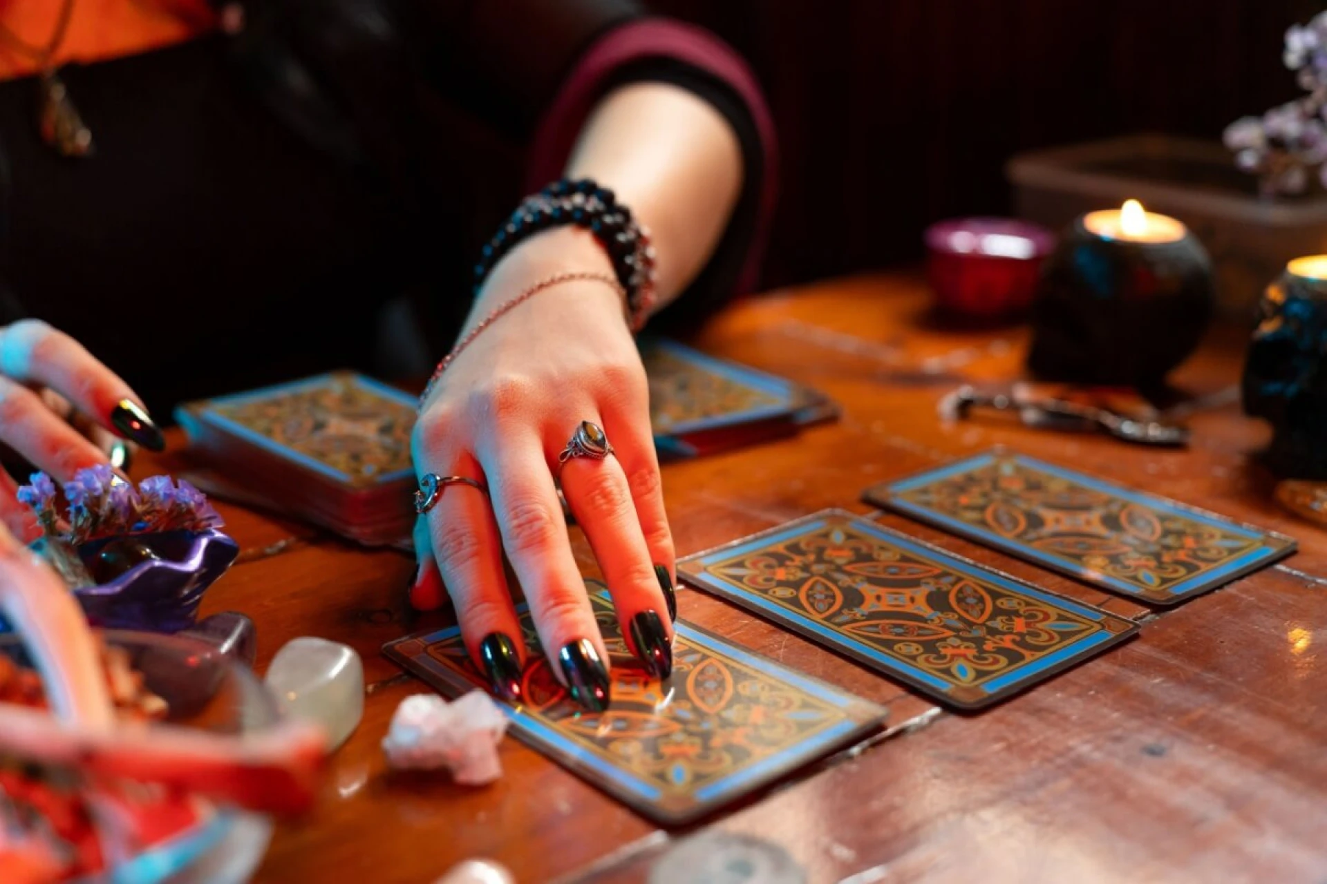 Carta 7 de Copas no tarot indica reviravoltas no amor e novas conexões nesta terça (14)