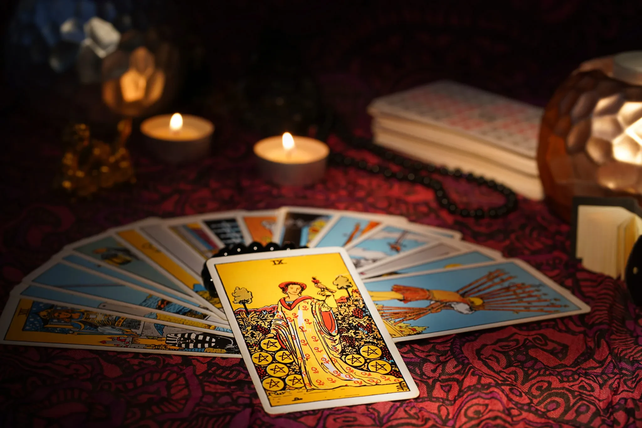 Energia em alta: o Tarot indica amor, sucesso e ganhos inesperados para os signos nesta sexta-feira (7)