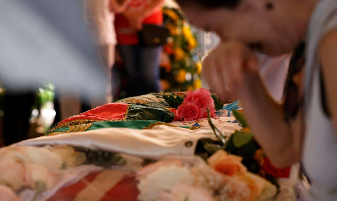 Rosa Magalhães foi velada e homenageada por amigos e escolas de samba