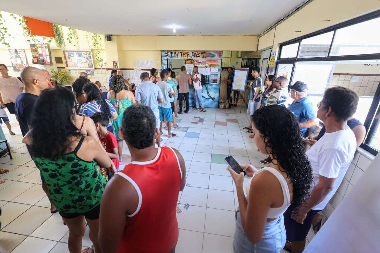 Engarrafamento, fila e novos eleitores marcam o domingo no maior local de votação da Bahia