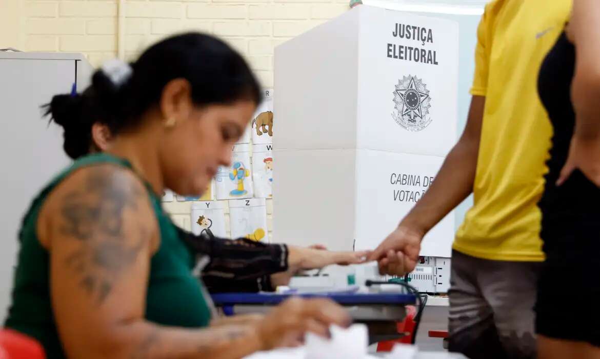 Primeiros prefeitos eleitos no Brasil eram os únicos candidatos em 214 cidades; veja quais