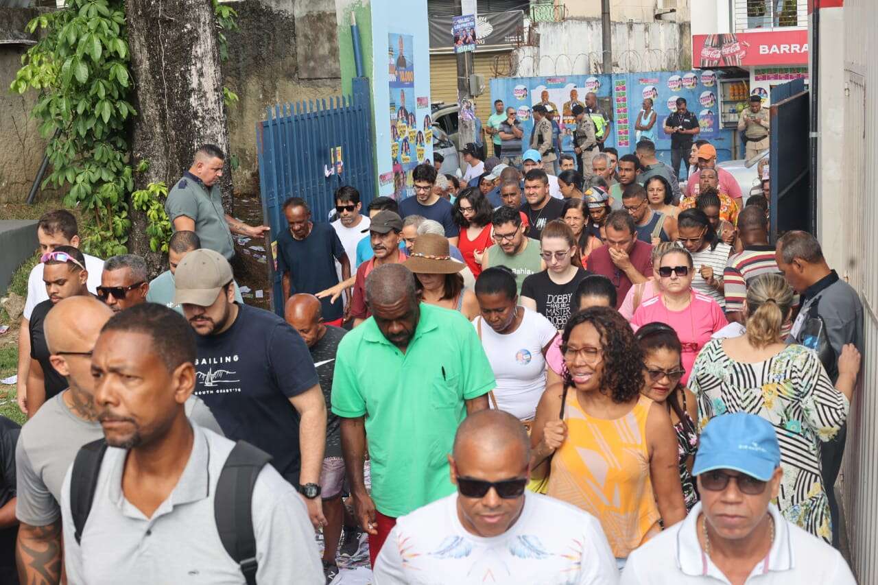 Abertura dos portões no maior colégio eleitoral de Salvador tem fila de dobrar o quarteirão