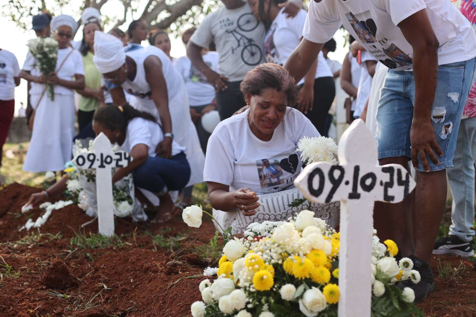 Mãe passa mal e irmãos choram morte de músicos do Malê Debalê: 'Só ficaram nós três'