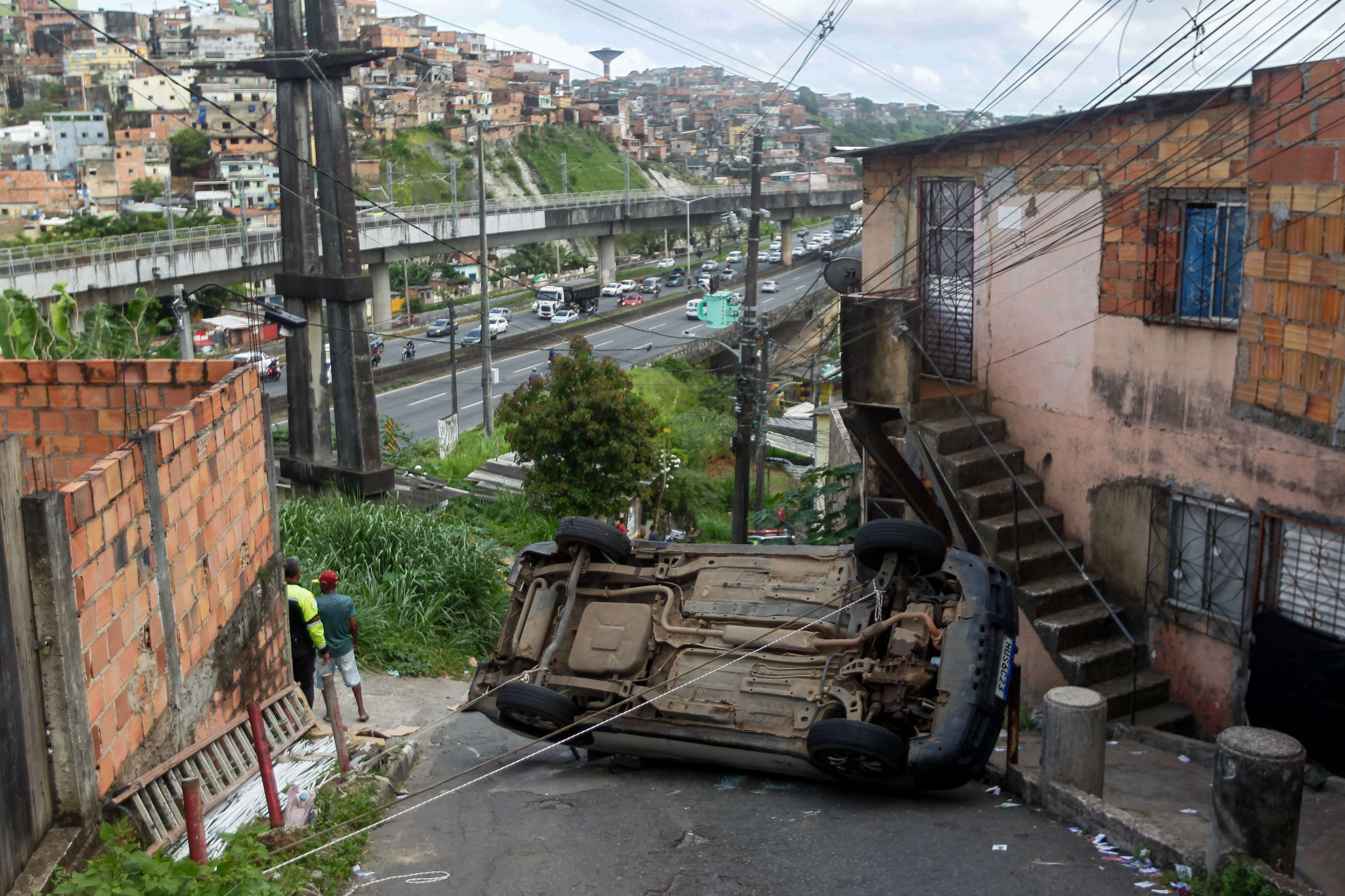 Carro com material de construção tomba em São Gonçalo do Retiro e bloqueia rua