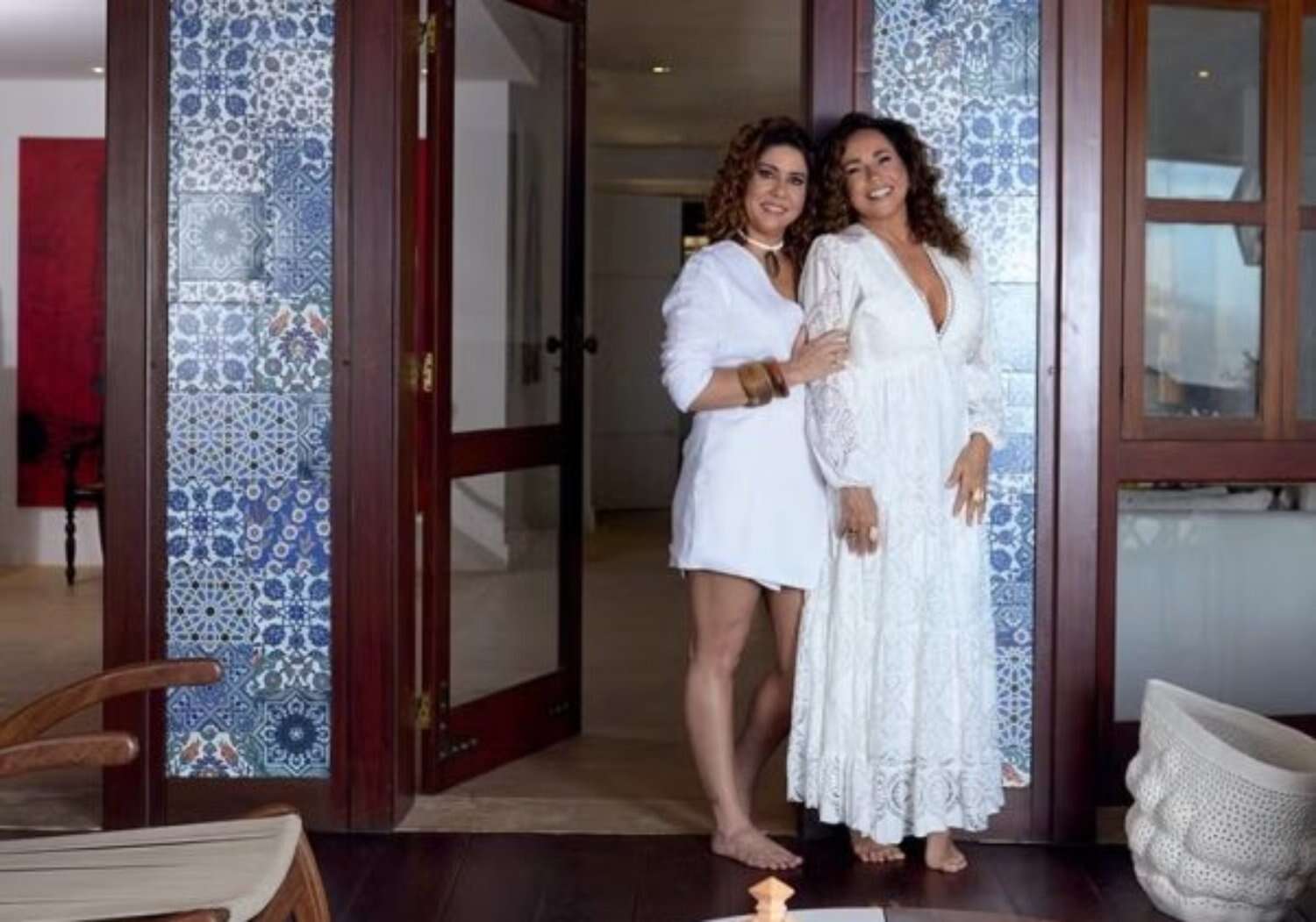 Daniela Mercury e Malu Verçosa abrem casa em Salvador para publicação nacional; veja fotos