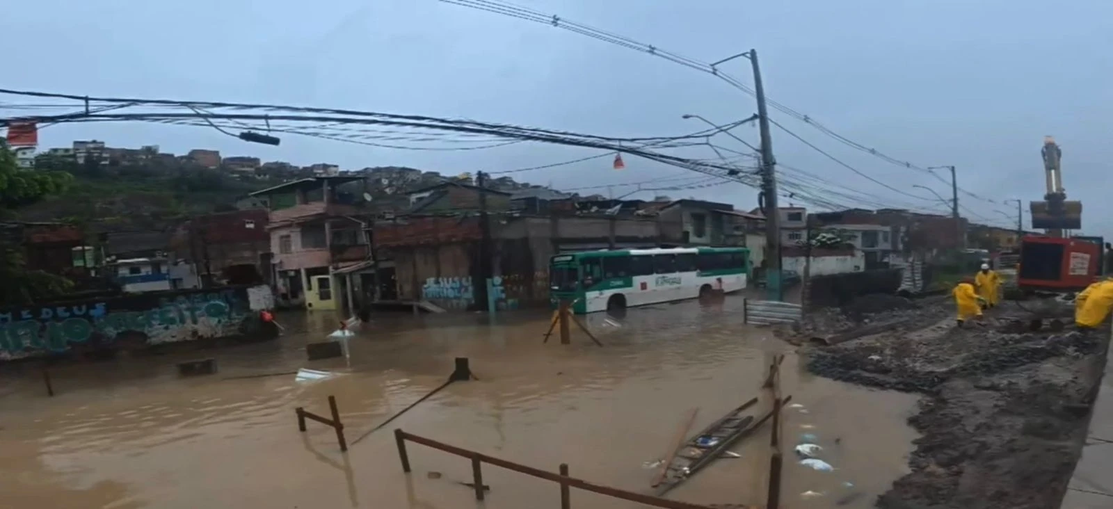 Baixa do Fiscal alaga, ônibus fica preso e muro desaba