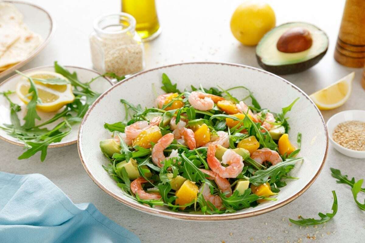 5 saladas ricas em proteínas para o verão