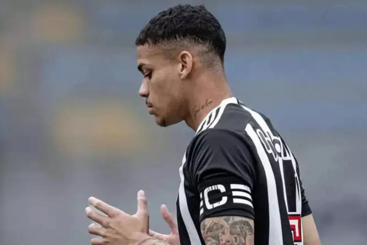 Vitória acerta contratação de lateral esquerdo do Atlético-MG