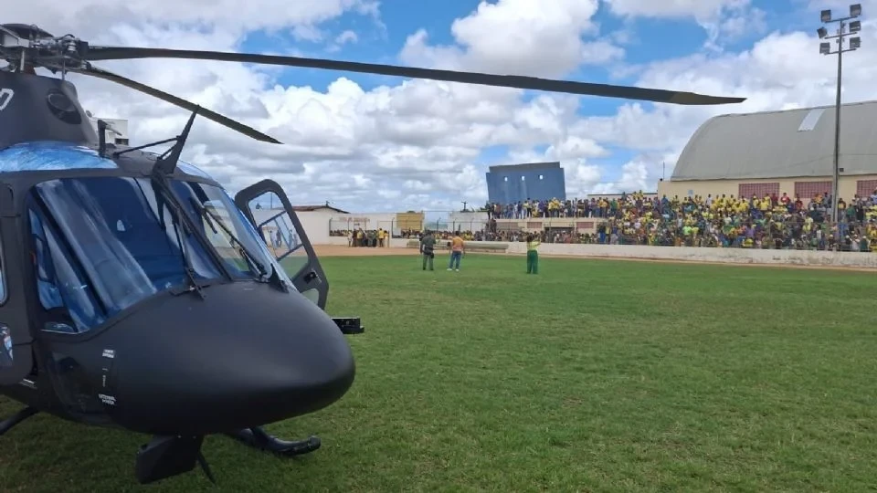 Após passar mal, Bolsonaro é socorrido por helicóptero cedido por governadora do PT