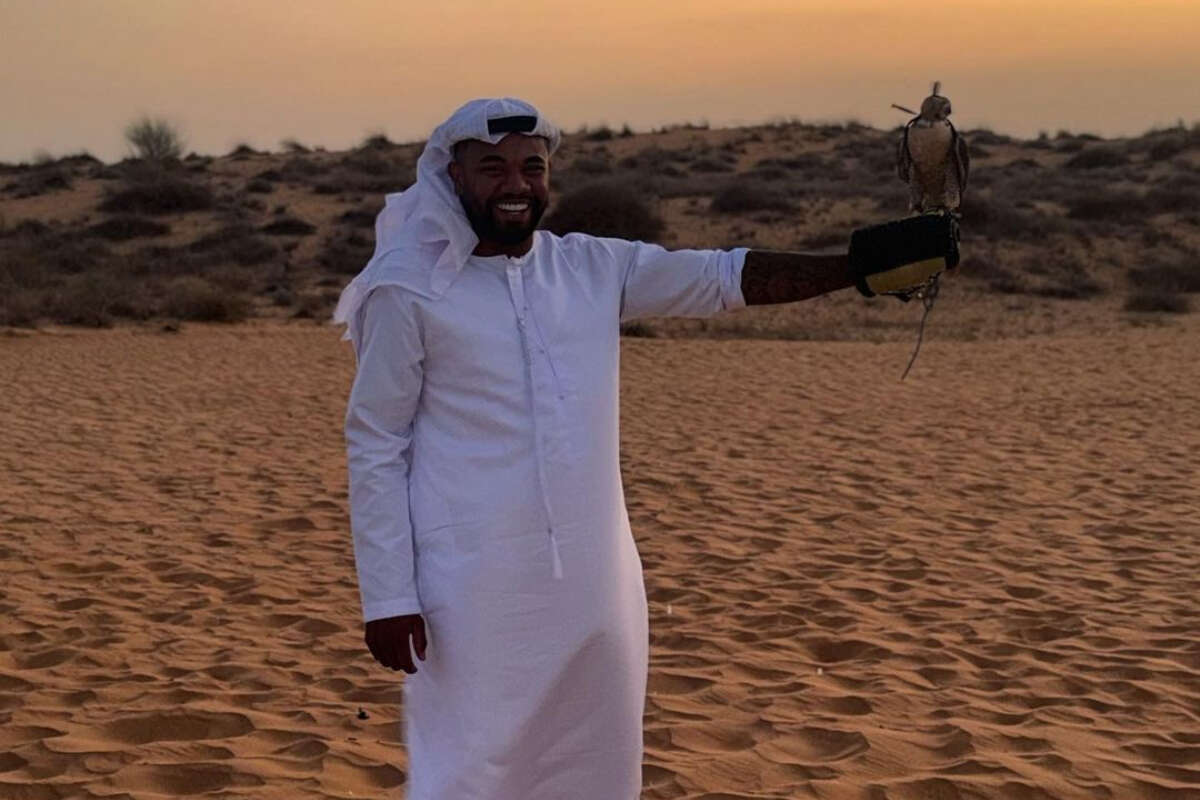 Falcão, camelos e deserto: veja primeiras fotos de Davi Brito curtindo em Dubai