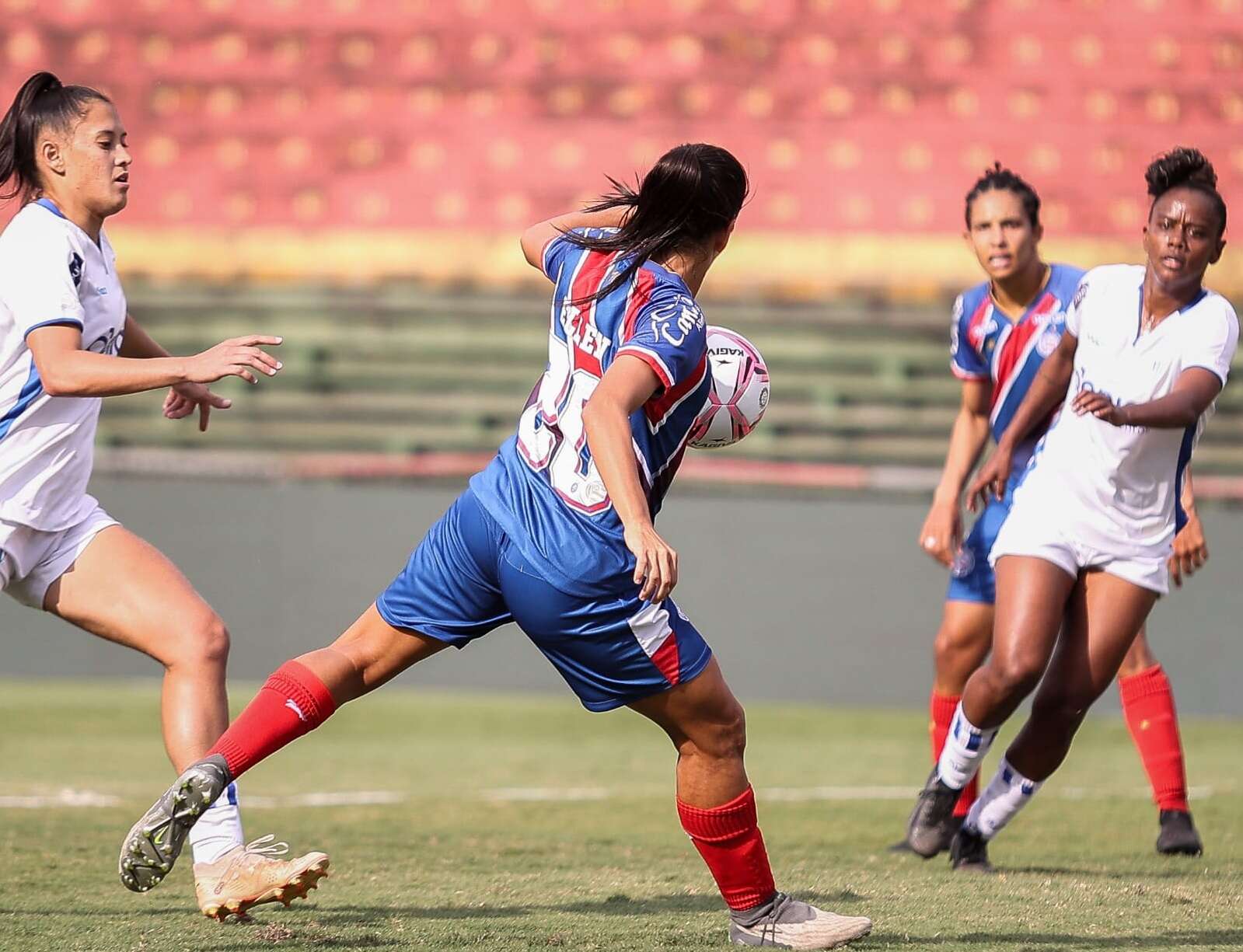 Narrador é acusado de xenofobia em jogo do feminino do Bahia: 'Preguiça baiana'