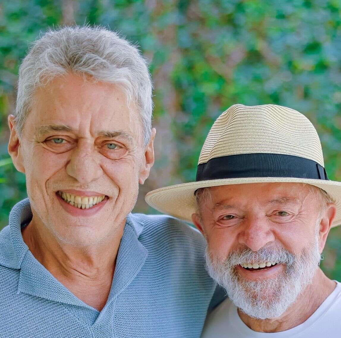 Após alta médica, Lula recebe visita de Chico Buarque: ‘um samba pra alegrar o dia’