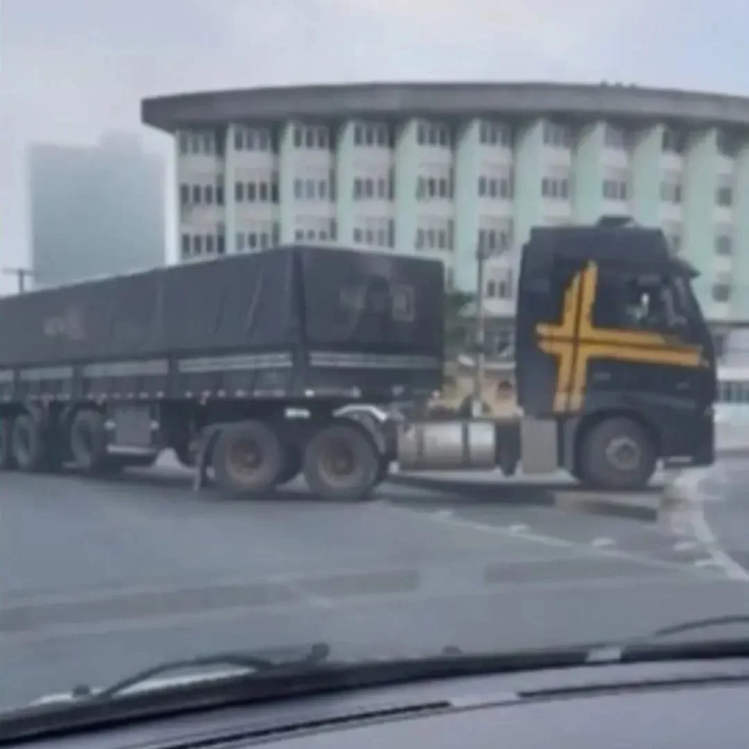 Carreta invade a contramão e sobe em calçada para fazer retorno em Feira de Santana; veja vídeo