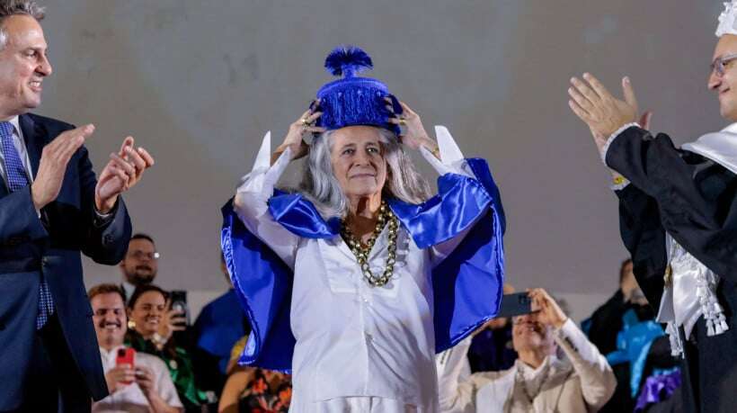 Maria Bethânia recebe título de Doutora Honoris Causa da Federal do Ceará