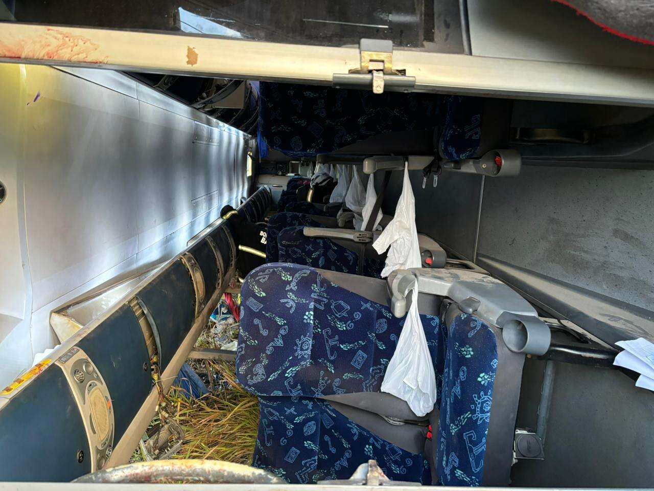 Ônibus com destino a Madre de Deus tomba e deixa quatro mortos na BR-101