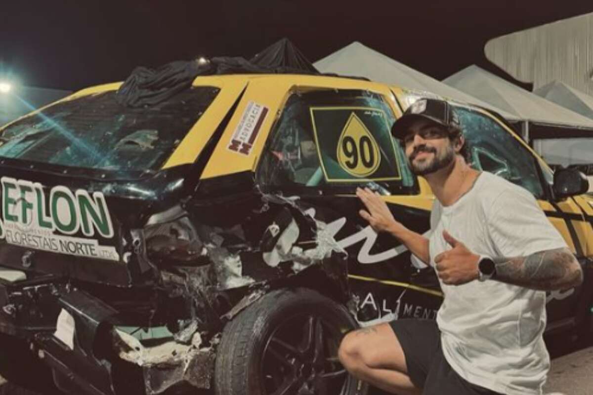 Caio Castro aparece dentro de ambulância e mostra carro batido após sofrer acidente em corrida