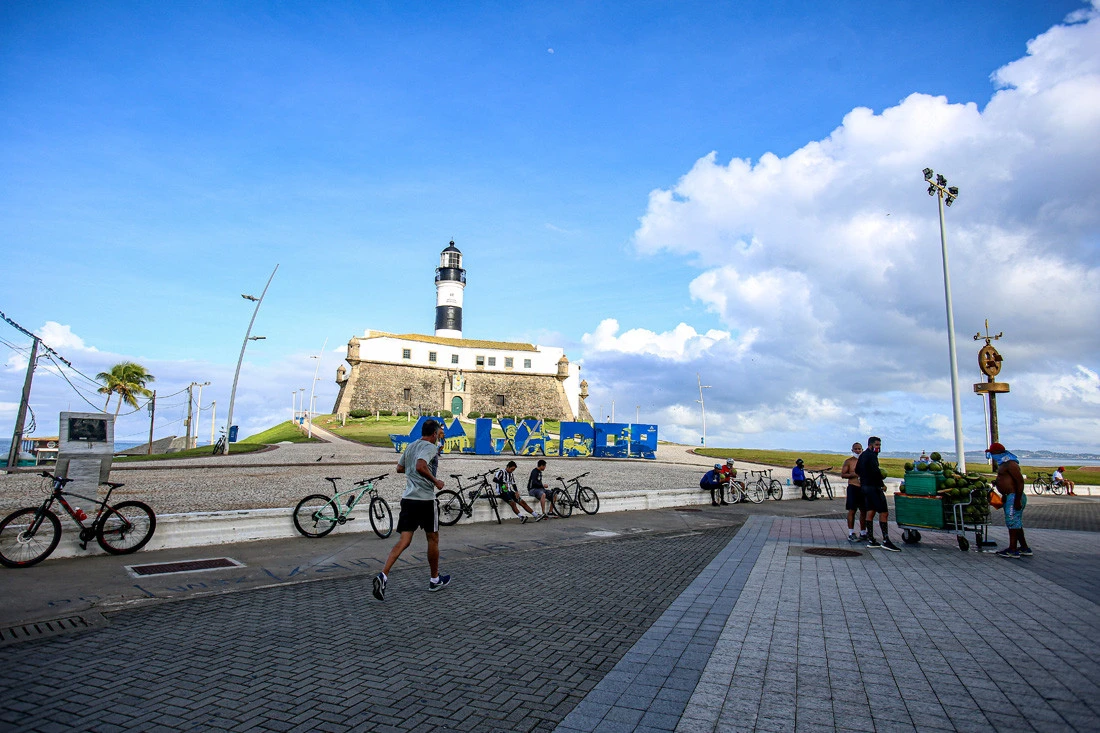 Adolescente é preso após roubar celular de turista no Farol da Barra