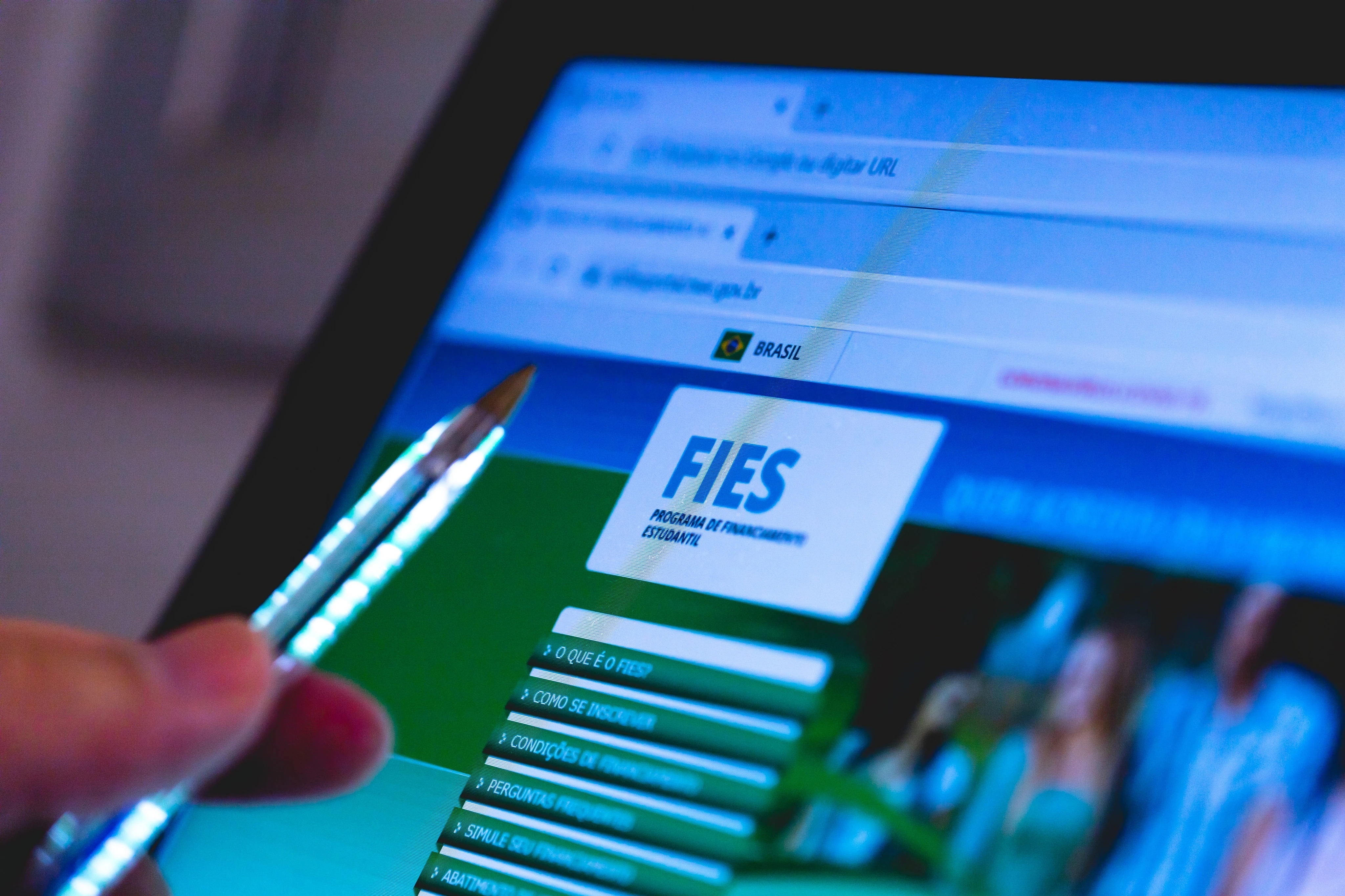 Com queda de mais de 80% no Fies em dez anos, crédito estudantil privado supera financiamento público na Bahia