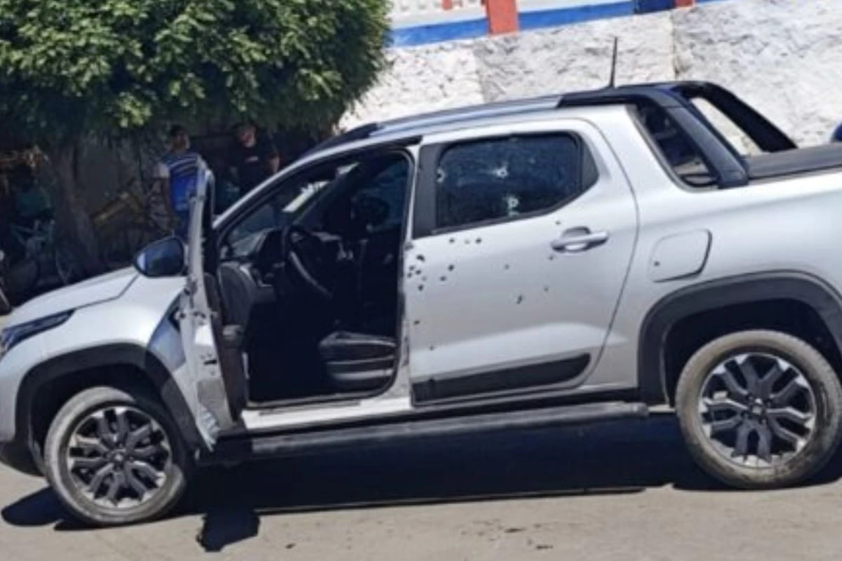 Criança de um ano e dois adultos ficam feridos após carro ser alvejado em pátio de feira na Bahia